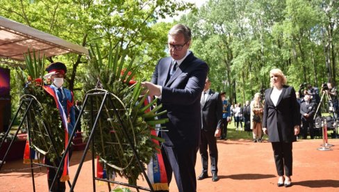 ВУЧИЋ И РУКОВОДСТВО РС У ДОЊОЈ ГРАДИНИ: Председник Србије положио венац поводом Дана сећања на жртве у Јасеновцу (ФОТО/ВИДЕО)