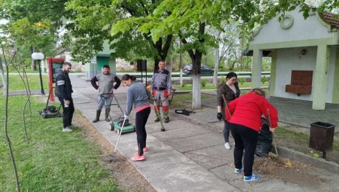 POKOŠENA TRAVA, OČIŠĆEN PARK I KANAL: Meštani Novog Itebeja uređuju okolinu