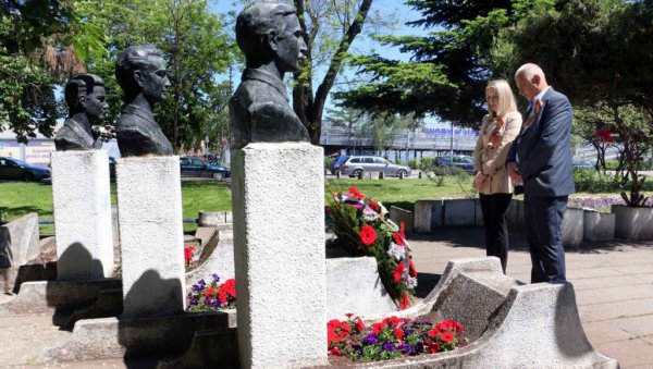 ДАН ПОБЕДЕ ОБЕЛЕЖЕН И У СМЕДЕРЕВУ: Положени венци на споменик Три хероја