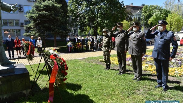 СВЕЧАНО У ЧАСТ ДАНА ПОБЕДЕ: Зрењанин одао почаст борцима Црвене армије