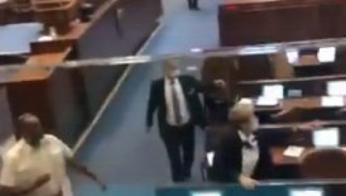 DRAMATIČAN SNIMAK IZ IZRAELA: Nakon što su ispaljene rakete evakuisan parlament! (VIDEO)