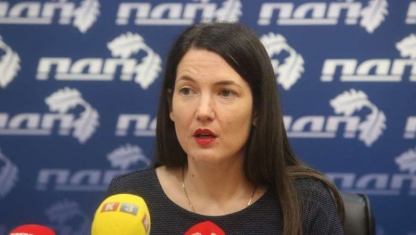 ПОКАЗАЛИ СУ ПОЛИТИЧКИ ОЧАЈ Јелена Тривић пожелела Вучићу што бржи опоравак, па прозвала антисрпску опозицију у Србији ПОКАЗАЛИ СУ ПОЛИТИЧКИ ОЧАЈ Јелена Тривић пожелела Вучићу што бржи опоравак, па прозвала антисрпску опозицију у Србији
