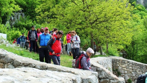 ОСВОЈИЛИ ПЕЋИНУ ПОДНО ПЕТРУСА: Почела сезона, па организоване групе планинара све чешће походе канјон Црнице код Забреге