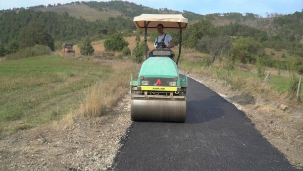 АСФАЛТ ЗА 95 ДЕОНИЦА: Уређење некатегорисаних путева на територији Краљева