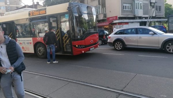 ИНЦИДЕНТ НА БАНОВОМ БРДУ: Поломили стакло на аутобусу