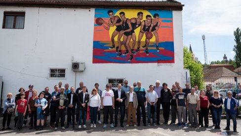 ODAVDE JE ZRENJANINSKA PETORKA OTIŠLA U LEGENDU: Košarkaši “Proletera” i reprezentacije Jugoslavije dobili mural (FOTO)