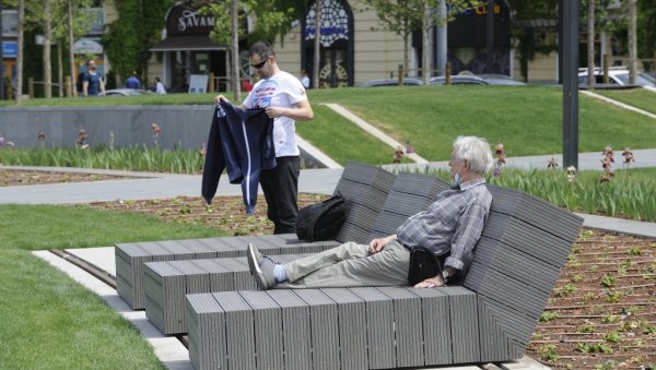 НОВЕ КЛУПЕ УЛЕПШАЛЕ САВСКИ ТРГ: Највећи јавни простор у престоници постаo богатији за урбани мобилијар