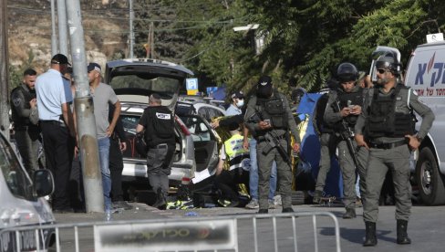 ZASTRAŠUJUĆI SNIMAK IZ JERUSALIMA: Automobilom pokušao da probije kontrolni punkt, sedam policajaca povređeno (VIDEO)