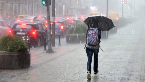 HITNO SE OGLASIO RHMZ: U narednih sat vremena u ove delove Srbije stižu snažne padavine, pa i grad (FOTO/VIDEO)