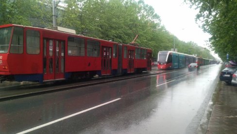 НЕВРЕМЕ И НА ЗВЕЗДАРИ: Престоница паралисана - Трамваји стајали на Булевару! (ФОТО)