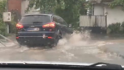 POTOP - BEOGRAD POD PLJUSKOM: Neverovatni prizori iz prestonice, automobili se probijaju kroz vodu (VIDEO)