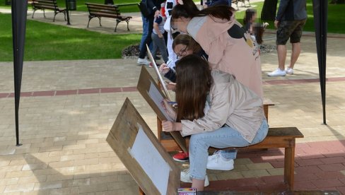 POČELA DEČJA LIKOVNA KOLONIJA: Narodni univerzitet u Vranju organizuje radionicu (FOTO)