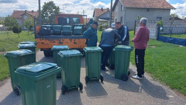 ВРШАЧКИ КОМУНАЛЦИ ДЕЛЕ КАНТЕ ЗА СМЕЋЕ: Гудурица прво село у Вршцу које је добило ову донацију