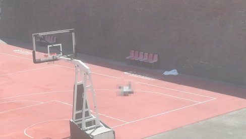 ПРВА ФОТОГРАФИЈА СА МЕСТА НЕСРЕЋЕ: Ужас на Калемегдану - мушкарац лежи на кошаркашком терену ПРВА ФОТОГРАФИЈА СА МЕСТА НЕСРЕЋЕ: Ужас на Калемегдану - мушкарац лежи на кошаркашком терену