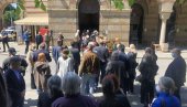 MUK NA NOVOM GROBLJU: Sahranjen Đorđe Marjanović, porodica i prijatelji se opraštaju (FOTO/VIDEO) MUK NA NOVOM GROBLJU: Sahranjen Đorđe Marjanović, porodica i prijatelji se opraštaju (FOTO/VIDEO)