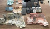 UHAPŠENE DVE OSOBE: U dve akcije zaplenjeno oko 100 kesica sa narkoticima UHAPŠENE DVE OSOBE: U dve akcije zaplenjeno oko 100 kesica sa narkoticima