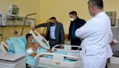 МИНИСТАР ВУЛИН ОБИШАО ПОВРЕЂЕНОГ ПОЛИЦАЈЦА: Припадници полиције раде тежак и веома одговоран посао, ризикују своје здравље и животе