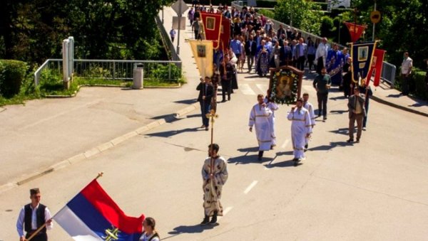 НА ДВА МЕСТА ЛОМИЛИ КРСНИ КОЛАЧ: Фочаци прославили Никољдан у цркви Светог Николе и у Општинској згради