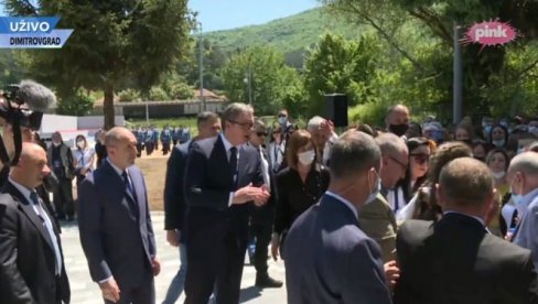 VUČIĆ ODMAH PRITRČAO DA POMOGNE: Devojci pozlilo prilikom otkrivanja spomenika u Dimitrovgradu (VIDEO)