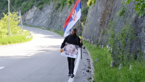 VELIKO SRCE NEMANJE NIKOLIĆA: Peške od Kraljeva do Kosovske Mitrovice za pomoć malom Gavrilu (FOTO)