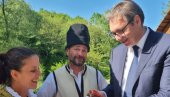 OVAKAV SPECIJALITET SE RETKO VIĐA: Vučić dobio na poklon džem od ljutih papričica (FOTO)