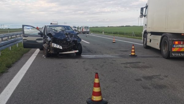 ДЕТАЉИ САОБРАЋАЈНЕ НЕСРЕЋЕ НА АУТО-ПУТУ: Рено ударио у фиат стило, повређено петоро људи