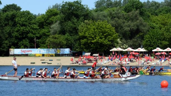 ЗМАЈЕВИ ПЛОВИЛИ ЈЕЗЕРОМ: На Ади Циганлији одржано традиционално такмичење у азијском веслању