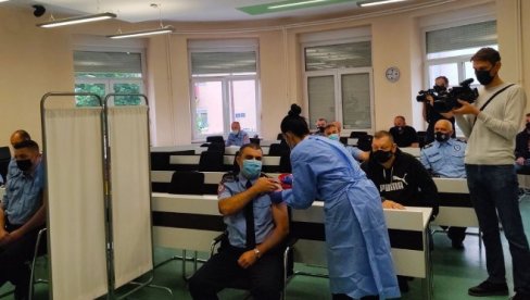 ПОЧЕЛА ВАКЦИНАЦИЈА ПОЛИЦИЈЕ : У Републици Српској велика заинтересованост