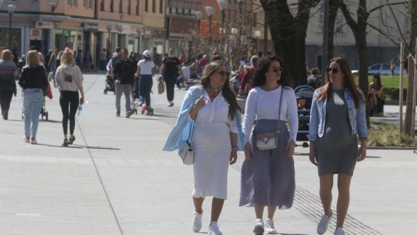 МАЈКЕ ГУБЕ СВУ ПОМОЋ: Кад раде хонорарно!