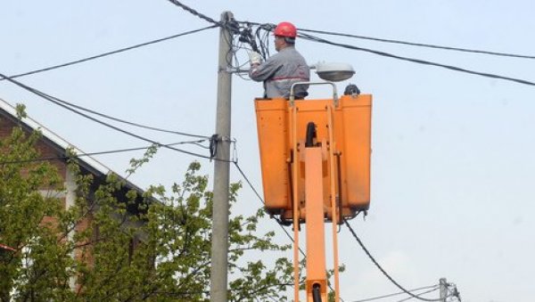 БАНДЕРА ПАЛА НА КОЛОВОЗ У СУРЧИНУ: Обустављен саобраћај у Војвођанској улици - Без струје у овом делу града