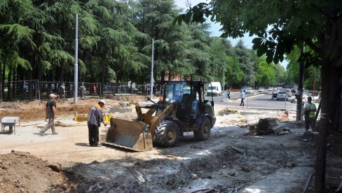 CRNOTRAVSKU  ĆE RADITI DO  KRAJA AVGUSTA: Zbog dodatnih poslova na postavljanju raznih instalacija, kasni posao na obnovi saobraćajnice