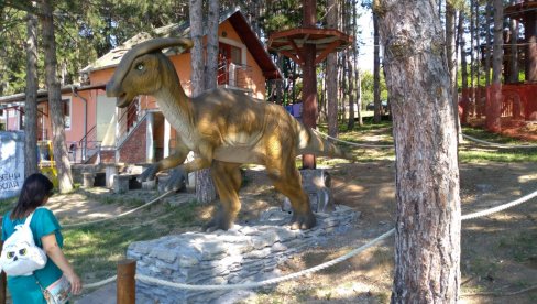 DINOSAURUS ČEKA MALIŠANE: Ponovo radi Avantura park