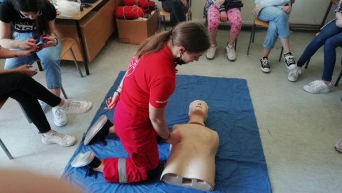 EDUKACIJA OSNOVACA U JAGODINI: Sedmaci obučeni u pružanju prve pomoći