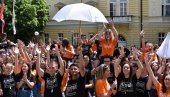 MATURANTSKA PARADA U KIKINDI: Plesalo više od 300 devojaka i mladića (FOTO)