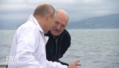 ЛУКАШЕНКО НЕ ИДЕ У ГОСТЕ ПРАЗНИХ РУКУ: Погледајте шта је поклонио Путину (ФОТО)