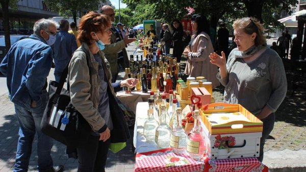 У ПАРАЋИНУ ОДРЖАН САЈАМ МЕДА И ПЧЕЛАРСТВА: Манифестација организована на отвореном у главној улици