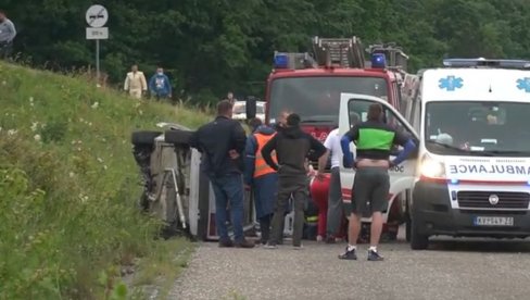 УЗНЕМИРУЈУЋИ СНИМАК ПОГИБИЈЕ ВОЗАЧА НА ТРКАМА: Шекуларца ватрогасци вадили из смрсканог возила