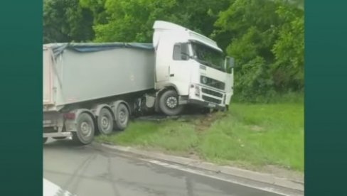 TEŽAK UDES KOD ZMAJA: Prevrnuo se šleper na auto-putu, iscurela nafta