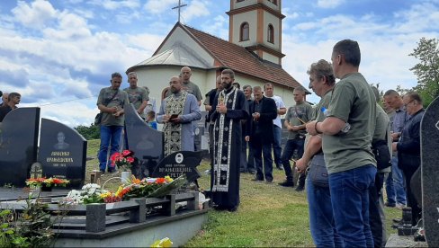 VETERANI JNA SE POKLONILI SENIMA BRAĆE PO ORUŽJU: Sreto, Borislav i Petar će uvek biti deo nebeskog oklopnog voda (FOTO)