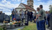 VETERANI JNA SE POKLONILI SENIMA BRAĆE PO ORUŽJU: Sreto, Borislav i Petar će uvek biti deo nebeskog oklopnog voda (FOTO)