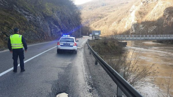 РИБОЛОВЦИ ПРОНАШЛИ ТЕЛО У ПОТПЕЋКОМ ЈЕЗЕРУ: Леш у фази распадања плутао по води