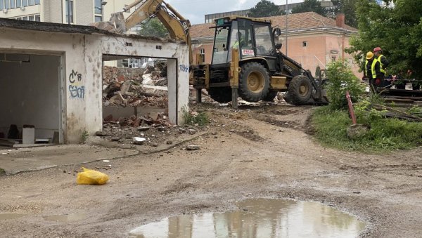 УМЕСТО ГАРАЖА ПАРКИНГ: У центру Пироту почело уређење