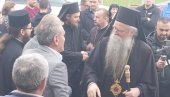 MITROPOLIT JOANIKIJE STIGAO U ĐURĐEVE STUPOVE: Hiljade ljudi ga dočekalo u Beranama, episkop održao božju službu u drevnoj svetinji