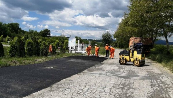 УРЕЂЕЊЕ ПУТЕВА: У Рековцу асфалтиран паркинг испред цркве Свети Пророк Илија