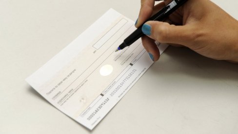 PLAĆANJE NA RATE - ČEKOVIMA ILI KARTICOM? Evo u čemu je razlika i šta je povoljnije