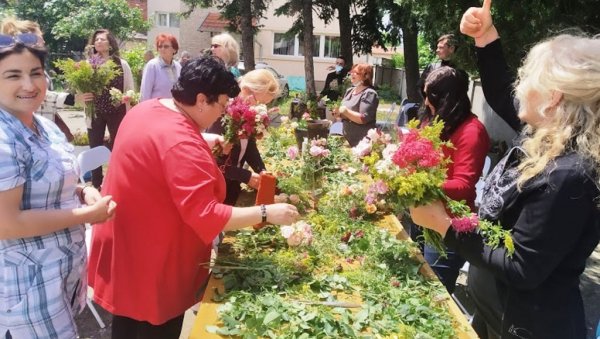 РАДИОНИЦЕ КРЕАТИВНОГ ПРЕДУЗЕТНИШТВА У ПАРАЋИНУ: Испред Завичајног музеја одржана прва од четири радионице новог пројекта