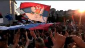 PODGORICA JE CRVENO, PLAVO, BELA: Velika trobojka ispred hrama tokom dočeka mitropolita Joanikija (VIDEO)