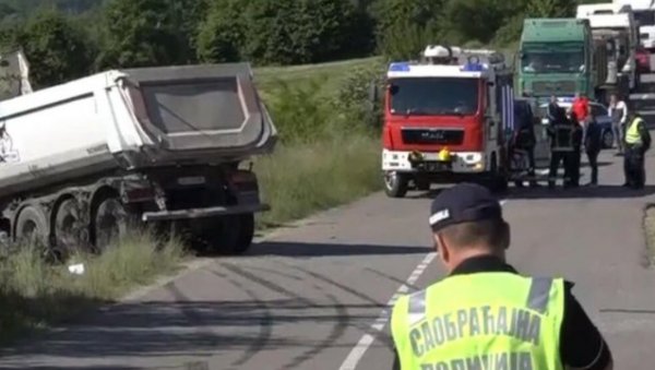 ПРВЕ ФОТОГРАФИЈЕ САОБРАЋАЈНЕ НЕСРЕЋЕ КОД ЛОЗНИЦЕ: Погинуле четири особе, повређени хитно пребачени у болницу (ФОТО)