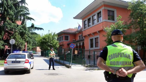 PRVI SNIMCI IZ SMEDEREVA: Bomba u podrumu - Policija obezbeđuje školu (VIDEO) PRVI SNIMCI IZ SMEDEREVA: Bomba u podrumu - Policija obezbeđuje školu (VIDEO)