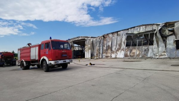 ВАТРОГАСЦИ БИЛИ БРЖИ ОД ПОЖАРА: Још се утврђује зашто је плануло више од 3.000 квадрата магацинског простора у Нишу